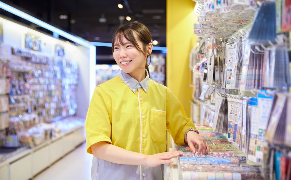 シール売り場で陳列をしているT.Y.さん