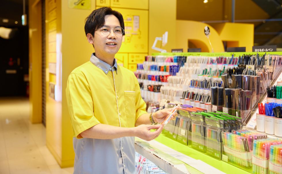 ペンの説明をしているF.Y.さん