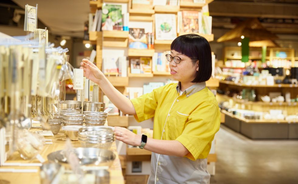 キッチン用具売り場の陳列をしているT.R.さん
